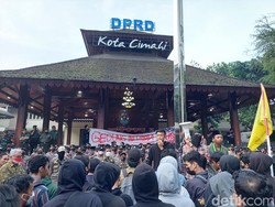 Gedung DPRD Cimahi Disegel gegara BBM Naik