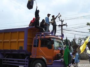 Tutup Akses Tol-Dobrak Barikade Warnai Demo Tolak BBM di Puwakarta