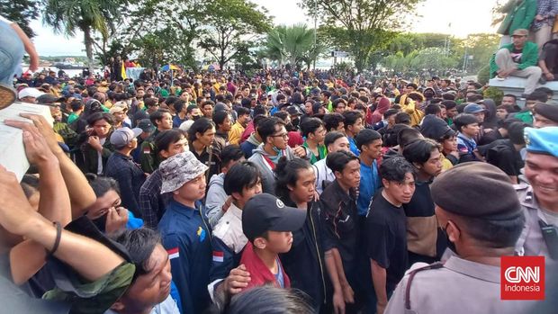 Ratusan mahasiswa yang terdiri dari berbagai elemen ini orasi di depan kantor gubernur Kaltim. Dari siang hingga petang