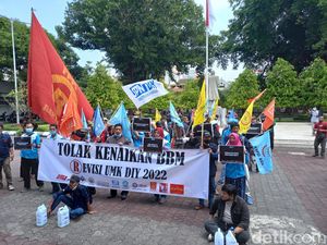 Massa Buruh Geruduk DPRD DIY di Malioboro, Tolak Kenaikan BBM-Revisi UMK