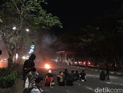 Sudah 5 Jam, Massa Demo BBM Masih Tutup Jalan depan Kampus UMI Makassar