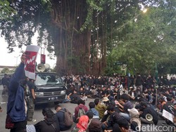 Massa Demo BBM Duduki Depan DPRD DIY Sore Ini, Jalan Malioboro Ditutup