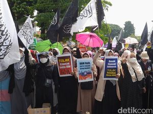 Massa FKUIB Gelar Demo Tolak Harga BBM Naik di Gedung DPRD Kota Bogor
