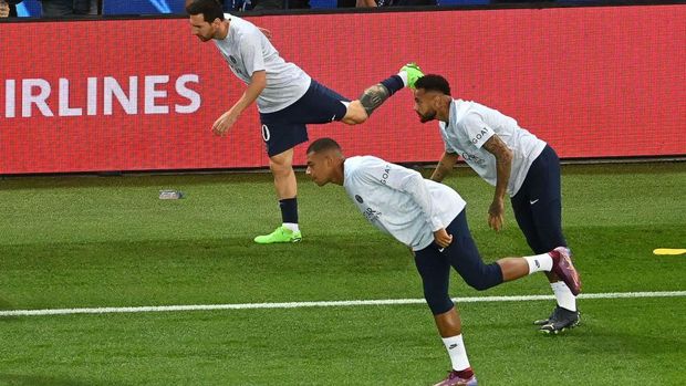 Paris Saint-Germain's Argentinian forward Lionel Messi (L), Paris Saint-Germain's French forward Kylian Mbappe (C) and Paris Saint-Germain's Brazilian forward Neymar (R) warm up prior to the UEFA Champions League Group H first leg football match between Paris Saint-Germain (PSG) and Juventus at Parc des Princes Stadium in Paris, on September 6, 2022. (Photo by Alain JOCARD / AFP) (Photo by ALAIN JOCARD/AFP via Getty Images)