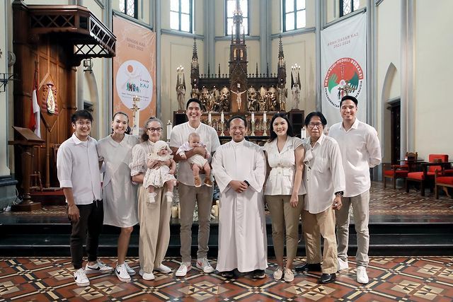 Momen Pembaptisan Anak Marcel Chandrawinata dan Deasy Priscillia Momen Pembaptisan Anak Marcel Chandrawinata dan Deasy Priscillia