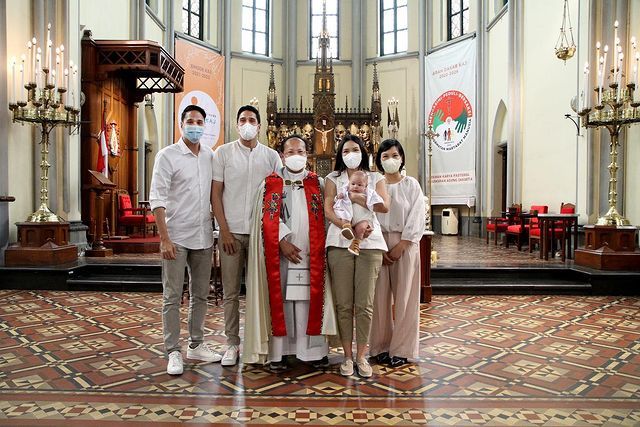 Momen Pembaptisan Anak Marcel Chandrawinata dan Deasy Priscillia Momen Pembaptisan Anak Marcel Chandrawinata dan Deasy Priscillia