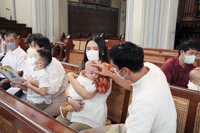 Momen Pembaptisan Anak Marcel Chandrawinata dan Deasy Priscillia Momen Pembaptisan Anak Marcel Chandrawinata dan Deasy Priscillia