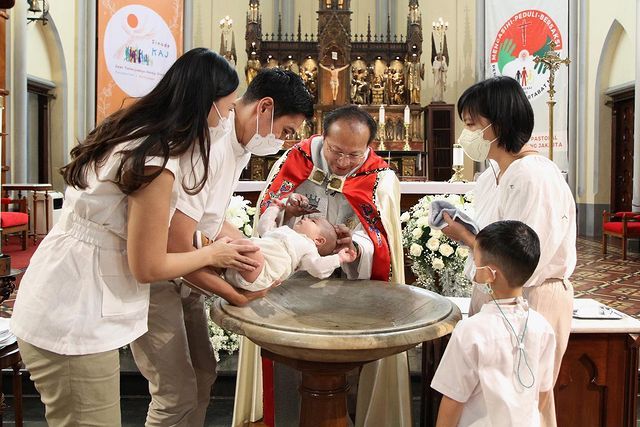 Momen Pembaptisan Anak Marcel Chandrawinata dan Deasy Priscillia Momen Pembaptisan Anak Marcel Chandrawinata dan Deasy Priscillia