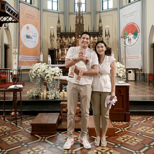Momen Pembaptisan Anak Marcel Chandrawinata dan Deasy Priscillia Momen Pembaptisan Anak Marcel Chandrawinata dan Deasy Priscillia