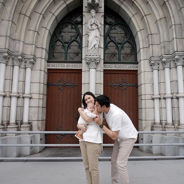 Momen Pembaptisan Anak Marcel Chandrawinata dan Deasy Priscillia Momen Pembaptisan Anak Marcel Chandrawinata dan Deasy Priscillia