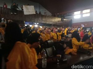 Merangsek Masuk, Mahasiswa Demo BBM di Palopo Duduki Kantor DPRD