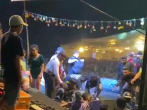 Viral Panggung Jaranan di Gresik Ambruk Sebabkan Puluhan Orang Terjatuh