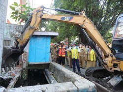 Pemkot Malang Bongkar Bangunan Liar yang Bikin Banjir Saat Hujan