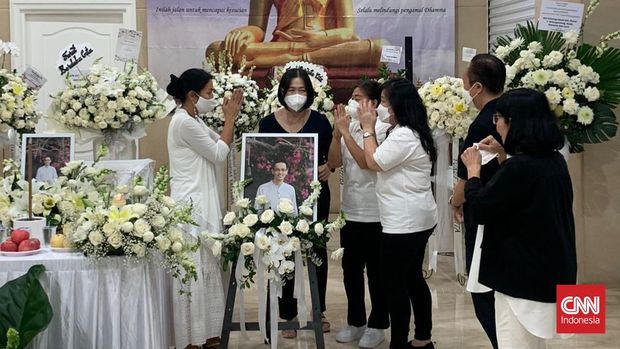 Persemayaman Suami Dewi Lestari, Reza Gunawan Suami Dewi Lestari, mendiang Reza Gunawan telah disemayamkan pada Rabu (7/9) sejak pukul 08.30 WIB di Rumah Duka Grand Heaven, Jakarta Utara. (CNN Indonesia/Mohammad Farras)