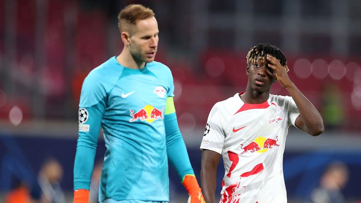 Gulacsi (kiri) melakukan blunder fatal yang merugikan timnya. Foto: Getty Images/Cathrin Mueller