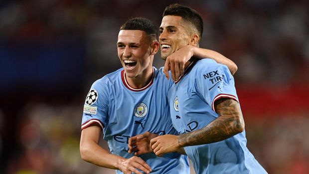 SEVILLE, SPAIN - SEPTEMBER 06: Phil Foden of Manchester City celebrates after scoring their side's second goal with Joao Cancelo during the UEFA Champions League group G match between Sevilla FC and Manchester City at Estadio Ramon Sanchez Pizjuan on September 06, 2022 in Seville, Spain. (Photo by David Ramos/Getty Images)