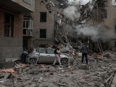 Porak-poranda Apartemen di Ukraina Akibat Dihantam Rudal Rusia