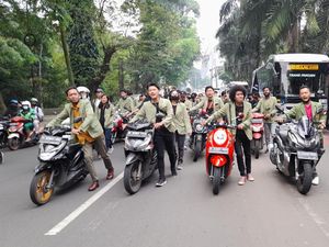 Protes BBM Naik, Mahasiswa Dorong Motor dari Tugu Kujang ke Istana Bogor Protes BBM Naik, Mahasiswa Dorong Motor dari Tugu Kujang ke Istana Bogor
