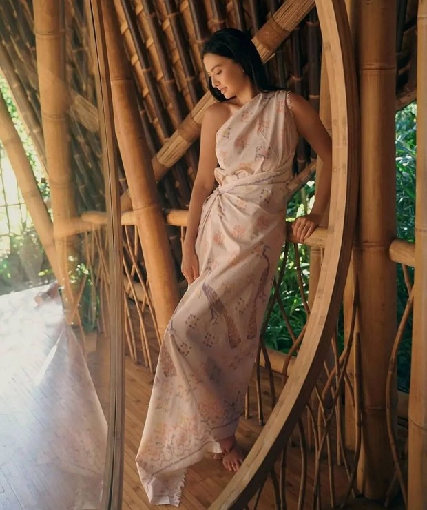 Raline Shah/ Foto: Instagram/kain.menggahagung Gaya berkain ala Raline Shah