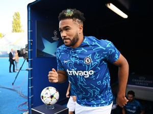 James dan Ziyech Berebut Tendangan Bebas, Sampai-sampai...