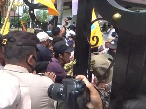 Ricuh Demo Tolak Kenaikan BBM di Lumajang, Mahasiswa Duduki Kantor DPRD