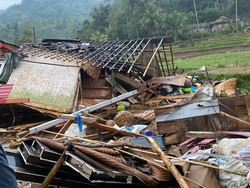 4 Rumah Ambruk-118 Rusak Disapu Puting Beliung di Cianjur