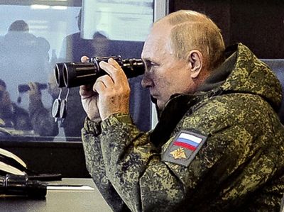 Gaya Putin Pantau Langsung Latihan Militer Rusia-China
