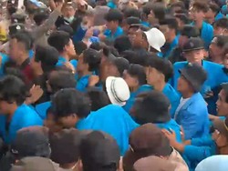 Saling Dorong Mahasiswa Jambi dan Polisi saat Demo Tolak Kenaikan BBM