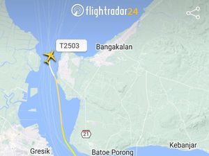 Pesawat Latih TNI AL Jatuh di Selat Madura Saat Konvoi KRI Armada II Pesawat Latih TNI AL Jatuh di Selat Madura Saat Konvoi KRI Armada II