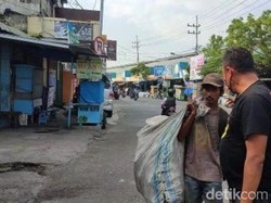 Cerita Sedih Warga Tuban Seminggu Jalan Kaki dari Jakarta ke Lamongan