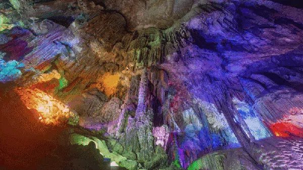 Serunya Menjelajah Gua Warna-warni di Berbagai Belahan Dunia