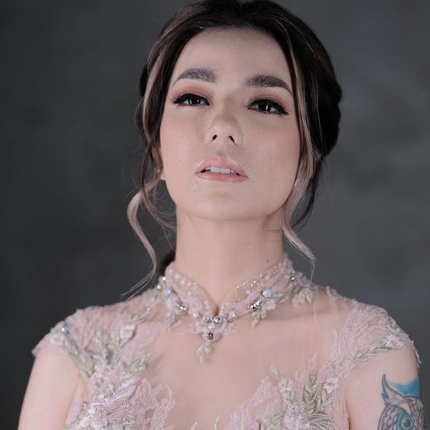 Sheila Marcia/Foto: Instagram.com/itssheilamj https://www.google.com/amp/s/news.detik.com/berita/d-6192689/nikita-mirzani-terancam-12-tahun-bui-di-kasus-pencemaran-nama-baik/amp