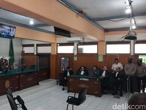 Selain Penjara 12 Tahun, Bos SMA SPI Kota Batu Didenda Rp 300 Juta Selain Penjara 12 Tahun, Bos SMA SPI Kota Batu Didenda Rp 300 Juta