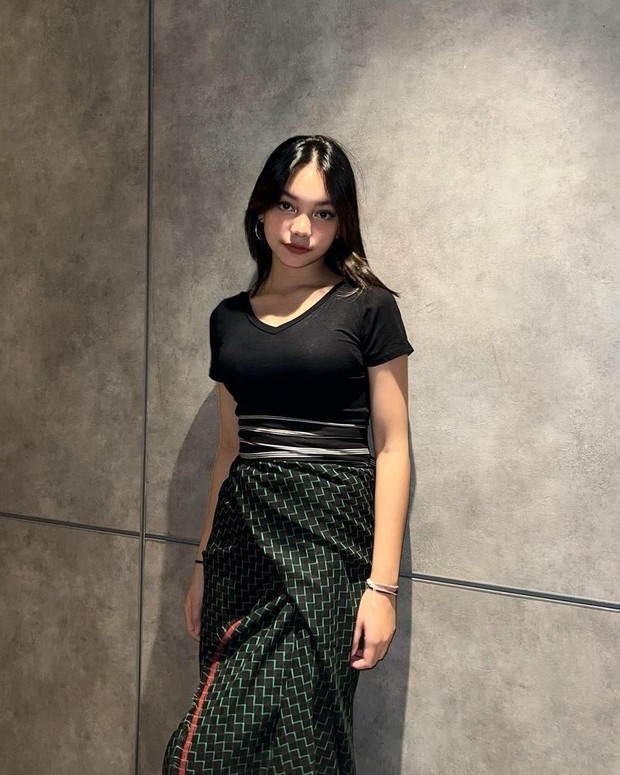 Simple Top and Wrap Skirt/Foto: Instagram/@naura.ayu