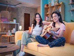 Kompak Doyan Belanja Online, Intip Kedekatan Sophia Latjuba-Eva Celia