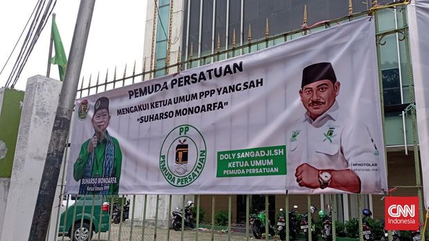 Sejumlah spanduk berisi dukungan terhadap Suharso Munoarfa terpajang di Kantor Dewan Pengurus Pusat (DPP) Partai Persatuan Pembangunan (PPP) di Jalan Diponegoro, Jakarta Pusat.