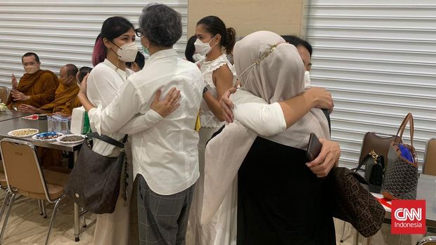 Suami Dewi Lestari, Reza Gunawan Disemayamkan di Rumah Duka Grand Heaven Suami Dewi Lestari, mendiang Reza Gunawan telah disemayamkan pada Rabu (7/9) sejak pukul 08.30 WIB di Rumah Duka Grand Heaven, Jakarta Utara. (CNN Indonesia/Mohammad Farras)