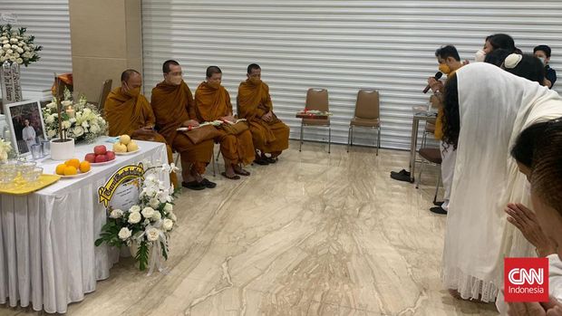 Suami Dewi Lestari, Reza Gunawan Disemayamkan di Rumah Duka Grand Heaven Suami Dewi Lestari, mendiang Reza Gunawan telah disemayamkan pada Rabu (7/9) sejak pukul 08.30 WIB di Rumah Duka Grand Heaven, Jakarta Utara. (CNN Indonesia/Mohammad Farras)