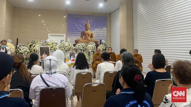 Suami Dewi Lestari, Reza Gunawan Disemayamkan di Rumah Duka Grand Heaven Suami Dewi Lestari, mendiang Reza Gunawan telah disemayamkan pada Rabu (7/9) sejak pukul 08.30 WIB di Rumah Duka Grand Heaven, Jakarta Utara. (CNN Indonesia/Mohammad Farras)