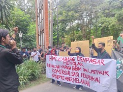 Mahasiswa Demo Tolak Kenaikan BBM-Listrik di Kantor DPRD Bali