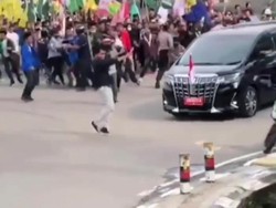 Coba Hadang Mobil Wapres Saat Demo, Mahasiswa Hampir Tertabrak
