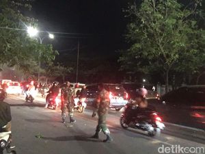 6 Jam Jalan Depan UMI Makassar Ditutup, TNI Turun Tangan Bubarkan Massa Aksi