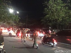6 Jam Jalan Depan UMI Makassar Ditutup, TNI Turun Tangan Bubarkan Massa Aksi