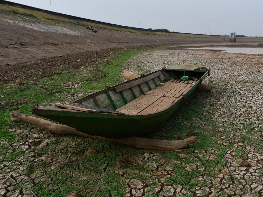 Waduk Dawuhan di Madiun Mengering Akibat Kemarau, Begini Potretnya Waduk Dawuhan di Madiun Mengering Akibat Kemarau, Begini Potretnya