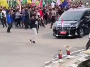 Detik-detik Mobil Maruf Amin Dihadang Massa Tolak Kenaikan BBM di Pelembang