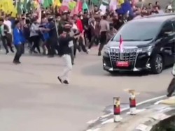 Detik-detik Mobil Maruf Amin Dihadang Massa Tolak Kenaikan BBM di Pelembang