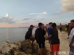 Warga Ramai Saksikan Proses Pencarian Pesawat Latih TNI AL yang Jatuh