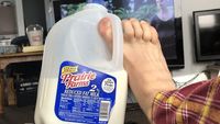 10 Cara Terburuk Pegang Minuman, Bikin Ribet dan Susah Sendiri!