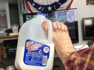 10 Cara Terburuk Pegang Minuman, Bikin Ribet dan Susah Sendiri!