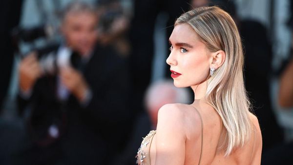 Ups! Gaun Transparan Vanessa Kirby Nyangkut